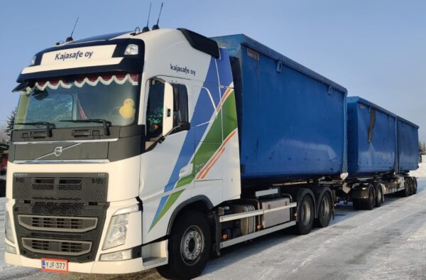 Myydään kolmiakselinen Volvo FH 12.8 koukkulaitteilla